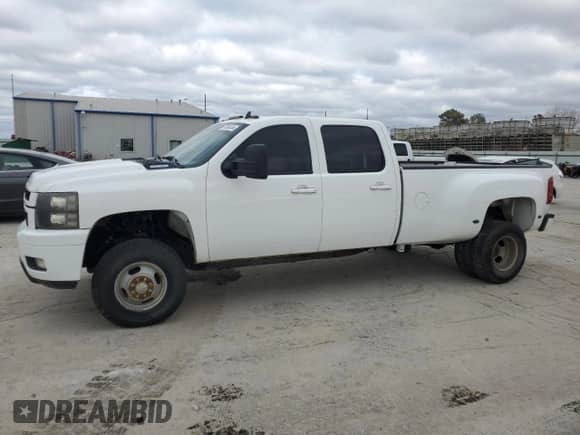 2008 Chevrolet Silverado 3500HD DRW LTZ z VIN 1GCJK33698F111624, wystawiony jako Copart lot #87398034 z przebiegiem 242 410 mil mil oraz Czysty tytuł • Clean title. Historia ofert i sprzedaży dostępna na DreamBid. Obrazek 1.