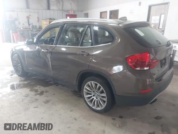✅ 2013 BMW X1 xDrive28i • VIN: WBAVL1C53DVR82039 • Lot: 43285437. Wystawiony na IAAI z przebiegiem 144 607 mil. Bezpłatny archiwum sprzedaży aukcyjnych z USA i szczegółowy raport historii pojazdu na DreamBid. Zdjęcie 3.