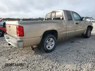 2005 Dodge Dakota SLT z VIN 1D7HE42K85S270170, wystawiony jako Copart lot #78616744 z przebiegiem 158 915 mil mil oraz Czysty tytuł • Clean title. Historia ofert i sprzedaży dostępna na DreamBid. Obrazek 3.