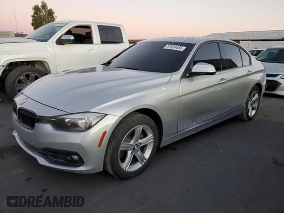 ✅ 2017 BMW 3 Series 330i • VIN: WBA8B9G5XHNU51077 • Lot: 87024455. Wystawiony na Copart z przebiegiem 137 027 mil. Bezpłatny archiwum sprzedaży aukcyjnych z USA i szczegółowy raport historii pojazdu na DreamBid. Zdjęcie 1.