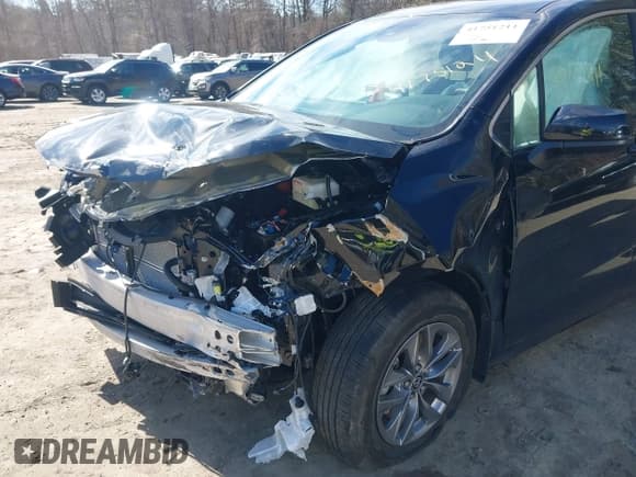 ✅ 2025 Toyota Sienna LE • VIN: 5TDKSKFC2SS164981 • Lot: 41751211. Listed on IAAI with 7,286 mi. Free auction sales archive from the USA and detailed vehicle history report at DreamBid. Image 6.