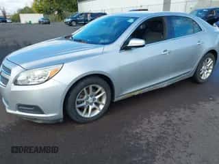 2013 Chevrolet Malibu Eco z VIN 1G11D5RRXDF115580, wystawiony jako IAAI lot #43457345 z przebiegiem 191 599 mil mil oraz . Historia ofert i sprzedaży dostępna na DreamBid. Obrazek 2.