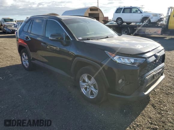 ✅ 2020 Toyota RAV4 XLE • VIN: JTMW1RFV7LJ017228 • Лот: 83919815. Опубликован ранее на Copart с пробегом 83 499 миль. Бесплатный доступ к архиву аукционных продаж из США и подробный отчёт об истории автомобиля на DreamBid. Изображение 4.