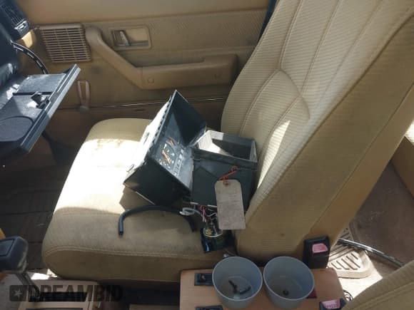 ✅ 1988 Volvo 240 DL • VIN: YV1AX8844J1318926 • Lot: 42640316. Listed on IAAI with Not provided. Free auction sales archive from the USA and detailed vehicle history report at DreamBid. Image 12.