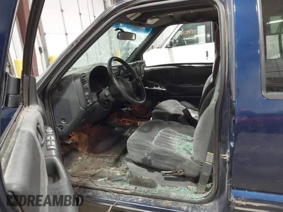 2002 Chevrolet Blazer LS z VIN 1GNDT13W42K151100, wystawiony jako IAAI lot #43302283 z przebiegiem 100 001 mil mil oraz . Historia ofert i sprzedaży dostępna na DreamBid. Obrazek 5.