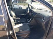 ✅ 2020 Chevrolet Trax LT • VIN: 3GNCJPSB8LL111685 • Lot: 42812306. Wystawiony na IAAI z przebiegiem Nie podano. Bezpłatny archiwum sprzedaży aukcyjnych z USA i szczegółowy raport historii pojazdu na DreamBid. Zdjęcie 5.