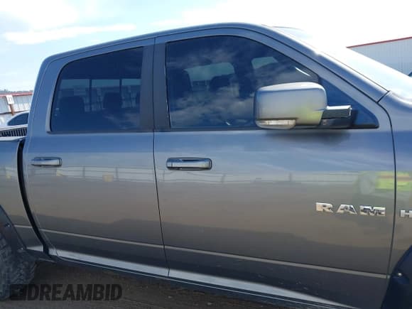 ✅ 2009 Dodge 1500 Laramie • VIN: 1D3HV13T79S824506 • Lot: 42373519. Wystawiony na IAAI z przebiegiem 305 976 mil. Bezpłatny archiwum sprzedaży aukcyjnych z USA i szczegółowy raport historii pojazdu na DreamBid. Zdjęcie 14.