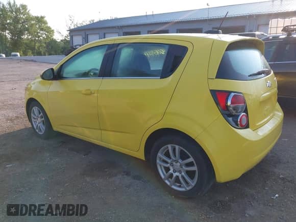 2015 Chevrolet Sonic LT z VIN 1G1JC6SB2F4218433, wystawiony jako IAAI lot #42459044 z przebiegiem 53 887 mil mil oraz . Historia ofert i sprzedaży dostępna na DreamBid. Obrazek 3.