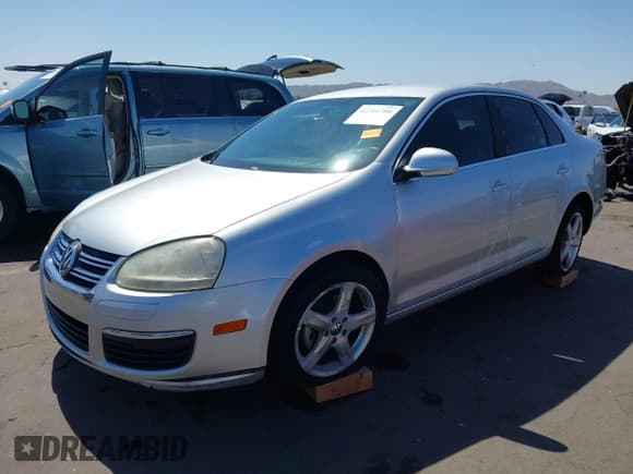 ✅ 2009 Volkswagen Jetta • VIN: 3VWAL71K49M135512 • Lot: 42316706. Listed on IAAI with 193,794 mi. Free auction sales archive from the USA and detailed vehicle history report at DreamBid. Image 17.