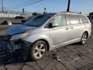 ✅ 2011 Toyota Sienna LE • VIN: 5TDKK3DC9BS055670 • Lot: 81767985. Wystawiony na Copart z przebiegiem Nie podano. Bezpłatny archiwum sprzedaży aukcyjnych z USA i szczegółowy raport historii pojazdu na DreamBid. Zdjęcie 1.