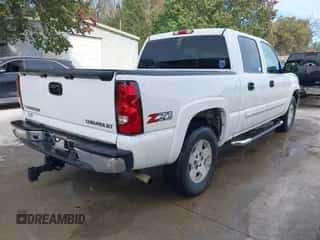 2004 Chevrolet Silverado 1500 Z71 z VIN 2GCEK13T941322075, wystawiony jako IAAI lot #43544851 z przebiegiem 249 015 mil mil oraz . Historia ofert i sprzedaży dostępna na DreamBid. Obrazek 4.