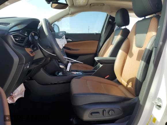 ✅ 2020 Buick Encore GX Essence • VIN: KL4MMFS27LB126236 • Lot: 72757054. Wystawiony na Copart z przebiegiem 18 319 mil. Bezpłatny archiwum sprzedaży aukcyjnych z USA i szczegółowy raport historii pojazdu na DreamBid. Zdjęcie 7.