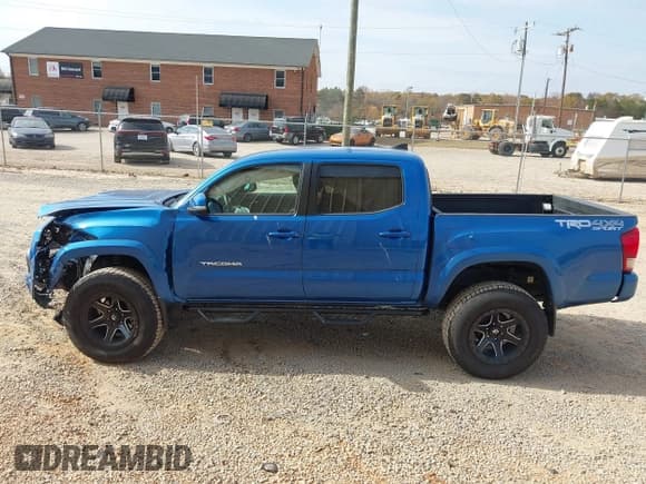 ✅ 2017 Toyota Tacoma TRD Pro • VIN: 5TFCZ5AN9HX112292 • Lot: 43617967. Listed on IAAI with 72,195 mi. Free auction sales archive from the USA and detailed vehicle history report at DreamBid. Image 14.