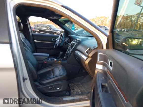 ✅ 2017 Ford Explorer Limited • VIN: 1FM5K7F88HGC69240 • Lot: 43765531. Wystawiony na IAAI z przebiegiem 224 853 mil. Bezpłatny archiwum sprzedaży aukcyjnych z USA i szczegółowy raport historii pojazdu na DreamBid. Zdjęcie 5.