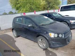 2014 Chevrolet Sonic LT z VIN 1G1JC6SH4E4101360, wystawiony jako IAAI lot #43362709 z przebiegiem 164 771 mil mil oraz . Historia ofert i sprzedaży dostępna na DreamBid. Obrazek 1.