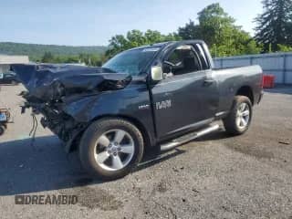 2013 Ram 1500 Express z VIN 3C6JR6AT3DG527321, wystawiony jako Copart lot #62505485 z przebiegiem Nie podano mil oraz Szkoda całkowita • Salvage title. Historia ofert i sprzedaży dostępna na DreamBid. Obrazek 1.