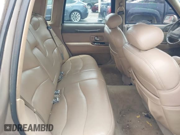 ✅ 1997 Lincoln Town Car Signature • VIN: 1LNLM82W9VY742564 • Lot: 42338729. Listed on IAAI with 206,178 mi. Free auction sales archive from the USA and detailed vehicle history report at DreamBid. Image 8.