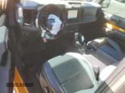 ✅ 2021 Ford Bronco • VIN: 1FMDE5CPXMLB06562 • Lot: 73561084. Wystawiony na Copart z przebiegiem 33 154 mil. Bezpłatny archiwum sprzedaży aukcyjnych z USA i szczegółowy raport historii pojazdu na DreamBid. Zdjęcie 8.