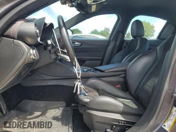 ✅ 2017 Alfa Romeo Giulia • VIN: ZARFAEAV3H7518224 • Lot: 69663765. Wystawiony na Copart z przebiegiem 37 498 mil. Bezpłatny archiwum sprzedaży aukcyjnych z USA i szczegółowy raport historii pojazdu na DreamBid. Zdjęcie 7.