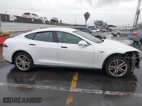 ✅ 2013 Tesla Model S • VIN: 5YJSA1CN2DFP12584 • Lot: 43711385. Wystawiony na IAAI z przebiegiem 133 895 mil. Bezpłatny archiwum sprzedaży aukcyjnych z USA i szczegółowy raport historii pojazdu na DreamBid. Zdjęcie 13.