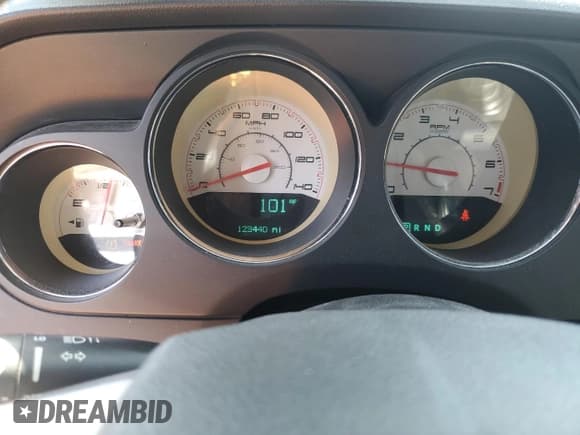 ✅ 2011 Dodge Challenger • VIN: 2B3CJ4DG6BH542907 • Lot: 70485444. Wystawiony na Copart z przebiegiem 123 440 mil. Bezpłatny archiwum sprzedaży aukcyjnych z USA i szczegółowy raport historii pojazdu na DreamBid. Zdjęcie 9.