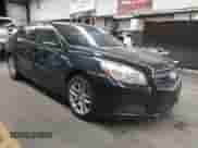 2013 Chevrolet Malibu LT z VIN 1G11C5SA9DF319522, wystawiony jako IAAI lot #43183681 z przebiegiem 104 711 mil mil oraz . Historia ofert i sprzedaży dostępna na DreamBid. Obrazek 1.