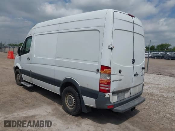 ✅ 2014 Mercedes-Benz Sprinter Cargo • VIN: WD3PE7DC5E5826652 • Лот: 41674834. Опубликован ранее на IAAI с пробегом 213 675 миль. Бесплатный доступ к архиву аукционных продаж из США и подробный отчёт об истории автомобиля на DreamBid. Изображение 3.