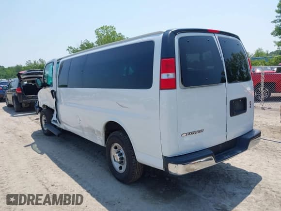 ✅ 2020 Chevrolet Express Passenger LT • VIN: 1GAZGPFG8L1215472 • Lot: 42463979. Wystawiony na IAAI z przebiegiem 78 397 mil. Bezpłatny archiwum sprzedaży aukcyjnych z USA i szczegółowy raport historii pojazdu na DreamBid. Zdjęcie 3.