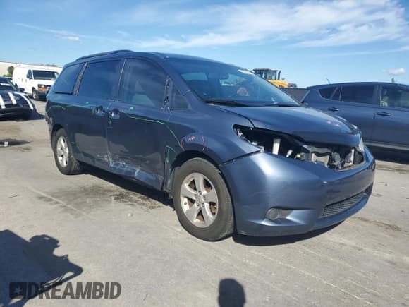 ✅ 2017 Toyota Sienna LE Auto Access Seat • VIN: 5TDKZ3DC0HS771457 • Lot: 82721385. Wystawiony na Copart z przebiegiem 116 721 mil. Bezpłatny archiwum sprzedaży aukcyjnych z USA i szczegółowy raport historii pojazdu na DreamBid. Zdjęcie 4.