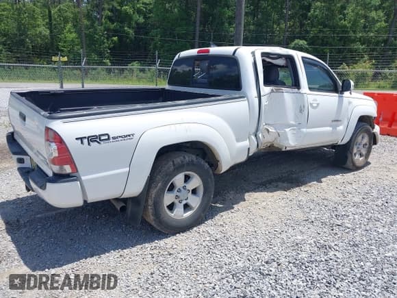 ✅ 2015 Toyota Tacoma PreRunner • VIN: 5TFKU4HN9FX006805 • Lot: 42283766. Wystawiony na IAAI z przebiegiem 132 367 mil. Bezpłatny archiwum sprzedaży aukcyjnych z USA i szczegółowy raport historii pojazdu na DreamBid. Zdjęcie 4.