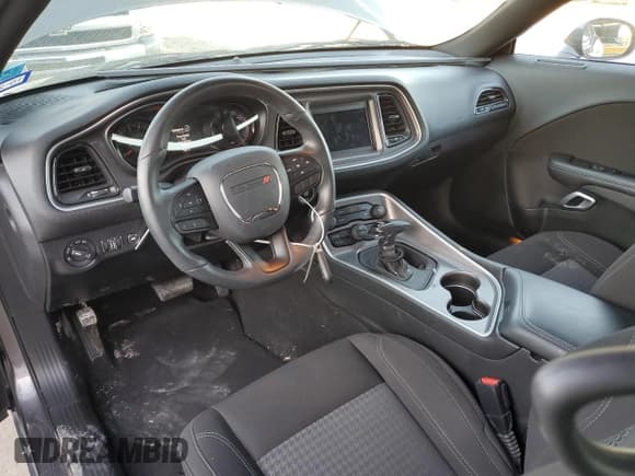 ✅ 2022 Dodge Challenger SXT • VIN: 2C3CDZAG2NH211886 • Lot: 76064993. Wystawiony na Copart z przebiegiem 15 220 mil. Bezpłatny archiwum sprzedaży aukcyjnych z USA i szczegółowy raport historii pojazdu na DreamBid. Zdjęcie 8.