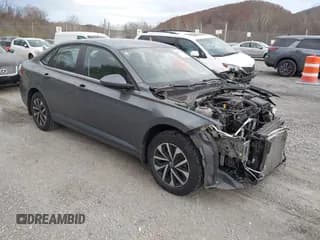 ✅ 2023 Volkswagen Jetta S • VIN: 3VW5M7BU3PM044954 • Lot: 43688754. Wystawiony na IAAI z przebiegiem 24 023 mil. Bezpłatny archiwum sprzedaży aukcyjnych z USA i szczegółowy raport historii pojazdu na DreamBid. Zdjęcie 1.