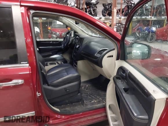 ✅ 2013 Chrysler Town & Country Touring L • VIN: 2C4RC1CG3DR683028 • Lot: 43805091. Listed on IAAI with 213,683 mi. Free auction sales archive from the USA and detailed vehicle history report at DreamBid. Image 5.