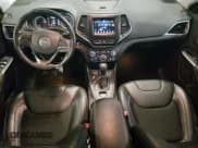 ✅ 2020 Jeep Cherokee Lux • VIN: 1C4PJMLX9LD526197 • Lot: 43066745. Wystawiony na Copart z przebiegiem 83 804 mil. Bezpłatny archiwum sprzedaży aukcyjnych z USA i szczegółowy raport historii pojazdu na DreamBid. Zdjęcie 8.