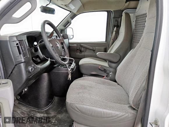 ✅ 2018 GMC Savana Cargo • VIN: 1GTW7AFP0J1241715 • Lot: 59940705. Wystawiony na Copart z przebiegiem 186 471 mil. Bezpłatny archiwum sprzedaży aukcyjnych z USA i szczegółowy raport historii pojazdu na DreamBid. Zdjęcie 7.