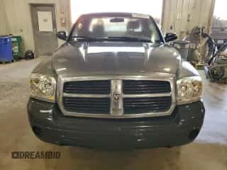 2005 Dodge Dakota ST z VIN 1D7HE22K85S295106, wystawiony jako Copart lot #77548774 z przebiegiem 291 114 mil mil oraz Czysty tytuł • Clean title. Historia ofert i sprzedaży dostępna na DreamBid. Obrazek 5.