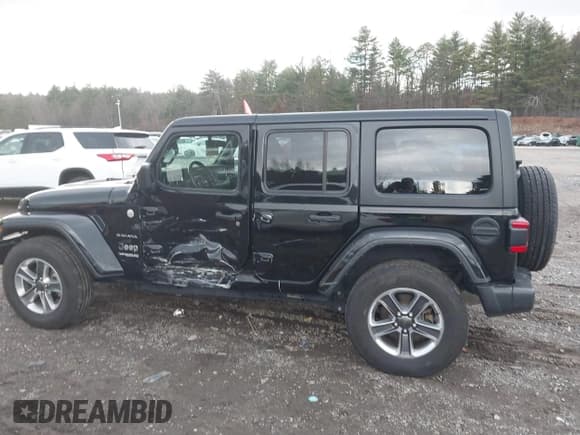 ✅ 2022 Jeep Wrangler Unlimited Sahara • VIN: 1C4HJXEG4NW186063 • Lot: 40927600. Wystawiony na IAAI z przebiegiem 22 430 mil. Bezpłatny archiwum sprzedaży aukcyjnych z USA i szczegółowy raport historii pojazdu na DreamBid. Zdjęcie 14.