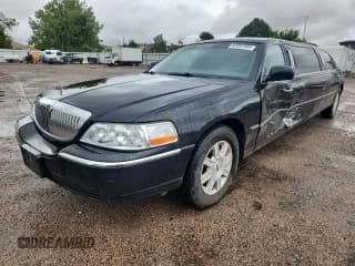 ✅ 2007 Lincoln Town Car Executive • VIN: 1L1FM88W97Y631196 • Lot: 82097385. Listed on Copart with 118,350 mi. Free auction sales archive from the USA and detailed vehicle history report at DreamBid. Image 1.