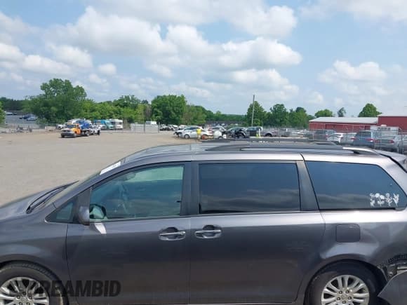 ✅ 2017 Toyota Sienna XLE Auto Access Seat • VIN: 5TDYZ3DC1HS767802 • Lot: 42442018. Listed on IAAI with 127,206 mi. Free auction sales archive from the USA and detailed vehicle history report at DreamBid. Image 14.