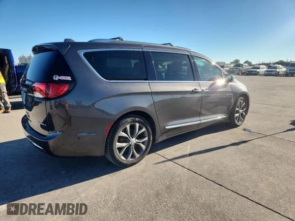 ✅ 2017 Chrysler Pacifica Limited • VIN: 2C4RC1GGXHR668736 • Lot: 91104045. Wystawiony na Copart z przebiegiem 114 865 mil. Bezpłatny archiwum sprzedaży aukcyjnych z USA i szczegółowy raport historii pojazdu na DreamBid. Zdjęcie 3.