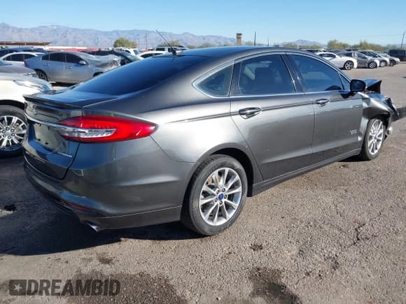 ✅ 2017 Ford Fusion Titanium • VIN: 3FA6P0SU0HR379525 • Lot: 43834410. Wystawiony na IAAI z przebiegiem 87 637 mil. Bezpłatny archiwum sprzedaży aukcyjnych z USA i szczegółowy raport historii pojazdu na DreamBid. Zdjęcie 4.