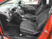 ✅ 2012 Chevrolet Sonic LT • VIN: 1G1JC6SH3C4150403 • Lot: 75827284. Wystawiony na Copart z przebiegiem 151 843 mil mil. Skorzystaj z bezpłatnego archiwum sprzedaży aukcyjnych z USA i zobacz szczegółowy raport historii pojazdu na DreamBid. Zdjęcie 7.