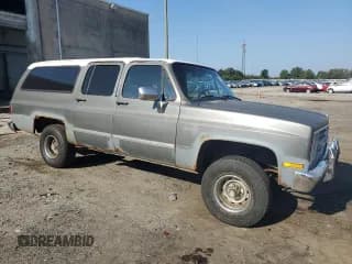✅ 1988 Chevrolet Suburban • VIN: 1GNEV16K8JF197267 • Lot: 72176994. Wystawiony na Copart z przebiegiem 411 769 mil. Bezpłatny archiwum sprzedaży aukcyjnych z USA i szczegółowy raport historii pojazdu na DreamBid. Zdjęcie 4.
