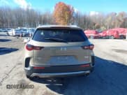 ✅ 2024 Mazda CX-50 Meridian Edition • VIN: 7MMVABXYXRN210261 • Lot: 43602371. Wystawiony na IAAI z przebiegiem 24 813 mil. Bezpłatny archiwum sprzedaży aukcyjnych z USA i szczegółowy raport historii pojazdu na DreamBid. Zdjęcie 16.