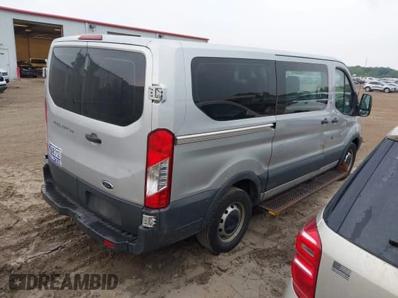 ✅ 2015 Ford Transit XL • VIN: 1FMZK1YMXFKA05407 • Lot: 42920935. Wystawiony na IAAI z przebiegiem 149 168 mil. Bezpłatny archiwum sprzedaży aukcyjnych z USA i szczegółowy raport historii pojazdu na DreamBid. Zdjęcie 4.