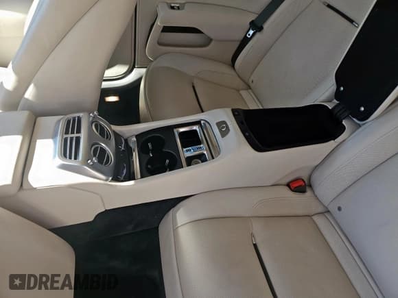 ✅ 2016 Rolls-Royce Wraith • VIN: SCA665C58GUX86329 • Lot: 91426595. Wystawiony na Copart z przebiegiem 38 522 mil. Bezpłatny archiwum sprzedaży aukcyjnych z USA i szczegółowy raport historii pojazdu na DreamBid. Zdjęcie 12.