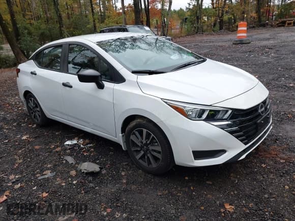 ✅ 2024 Nissan Versa S • VIN: 3N1CN8DV7RL911738 • Lot: 43607977. Wystawiony na IAAI z przebiegiem 8 454 mil. Bezpłatny archiwum sprzedaży aukcyjnych z USA i szczegółowy raport historii pojazdu na DreamBid. Zdjęcie 1.