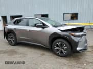 ✅ 2025 Toyota bZ4X XLE • VIN: JTMABACA8SA093095 • Lot: 62751165. Wystawiony na Copart z przebiegiem 5 001 mil. Bezpłatny archiwum sprzedaży aukcyjnych z USA i szczegółowy raport historii pojazdu na DreamBid. Zdjęcie 4.