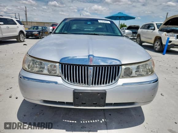 ✅ 1998 Lincoln Town Car Signature • VIN: 1LNFM82W8WY698345 • Lot: 61454625. Listed on Copart with 87,959 mi. Free auction sales archive from the USA and detailed vehicle history report at DreamBid. Image 5.
