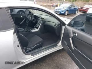 ✅ 2010 Hyundai Genesis Coupe Premium • VIN: KMHHT6KDXAU030920 • Lot: 41385814. Wystawiony na IAAI z przebiegiem 203 377 mil. Bezpłatny archiwum sprzedaży aukcyjnych z USA i szczegółowy raport historii pojazdu na DreamBid. Zdjęcie 5.